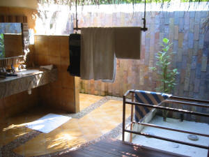 Das riesige Badezimmer mit Freiluft-Dusche