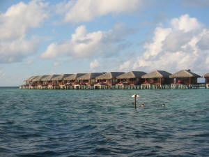 Markierter Exit Nummer 3 bei den Wasser-Bungalows