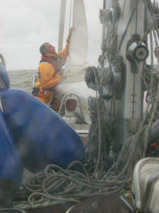 Der Skipper holt das Kutter-Segel ein