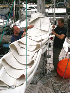 So legt man ein Segel zusammen!