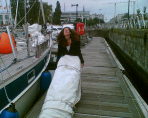 Katrin m�ht sich mit einem Segel ab