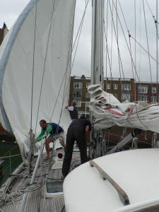 Die defekte Genua wird ausgetauscht