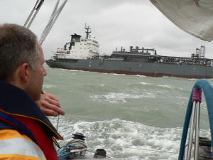 Die gro�en Schiffe passieren uns mit wenig Abstand