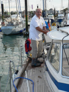 Eddi bei der Bootsreinigung