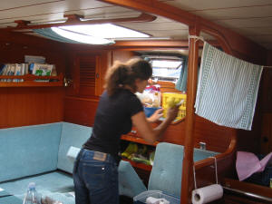 Katrin verstaut die Lebensmittel