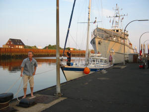 Robert macht im Hafen von Borkum fest