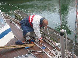 Eddi repariert die Reling