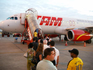 ber das Rollfeld in den TAM Flieger